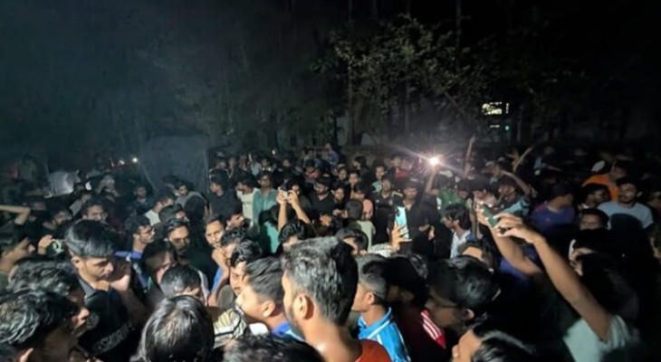 চট্টগ্রাম বিশ্ববিদ্যালয়ে শিক্ষার্থী-এলাকাবাসীর সংঘর্ষ, আহত অর্ধশতাধিক