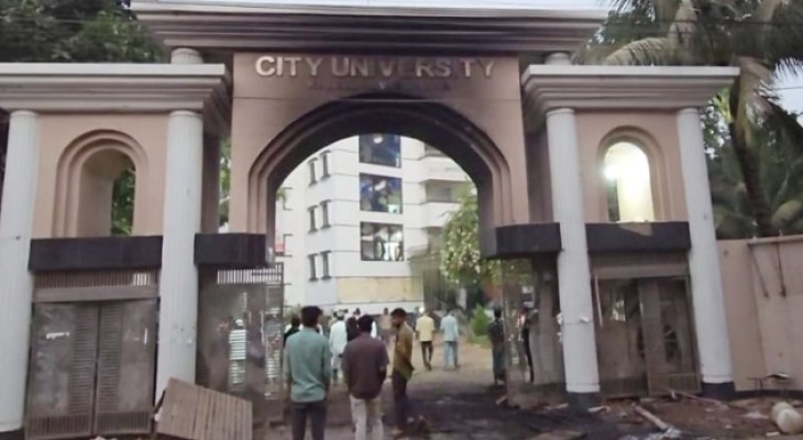 সাভারে ড্যাফোডিল ও সিটি ইউনিভার্সিটির শিক্ষার্থীদের মধ্যে রাতভর সংঘর্ষ, ভাঙচুর, অগ্নিসংযোগ